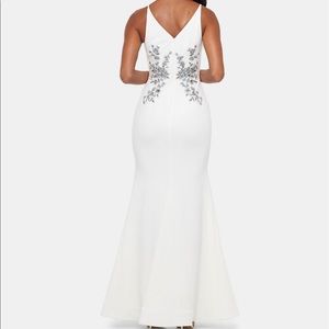 ISO XSCAPE Embroidered gown